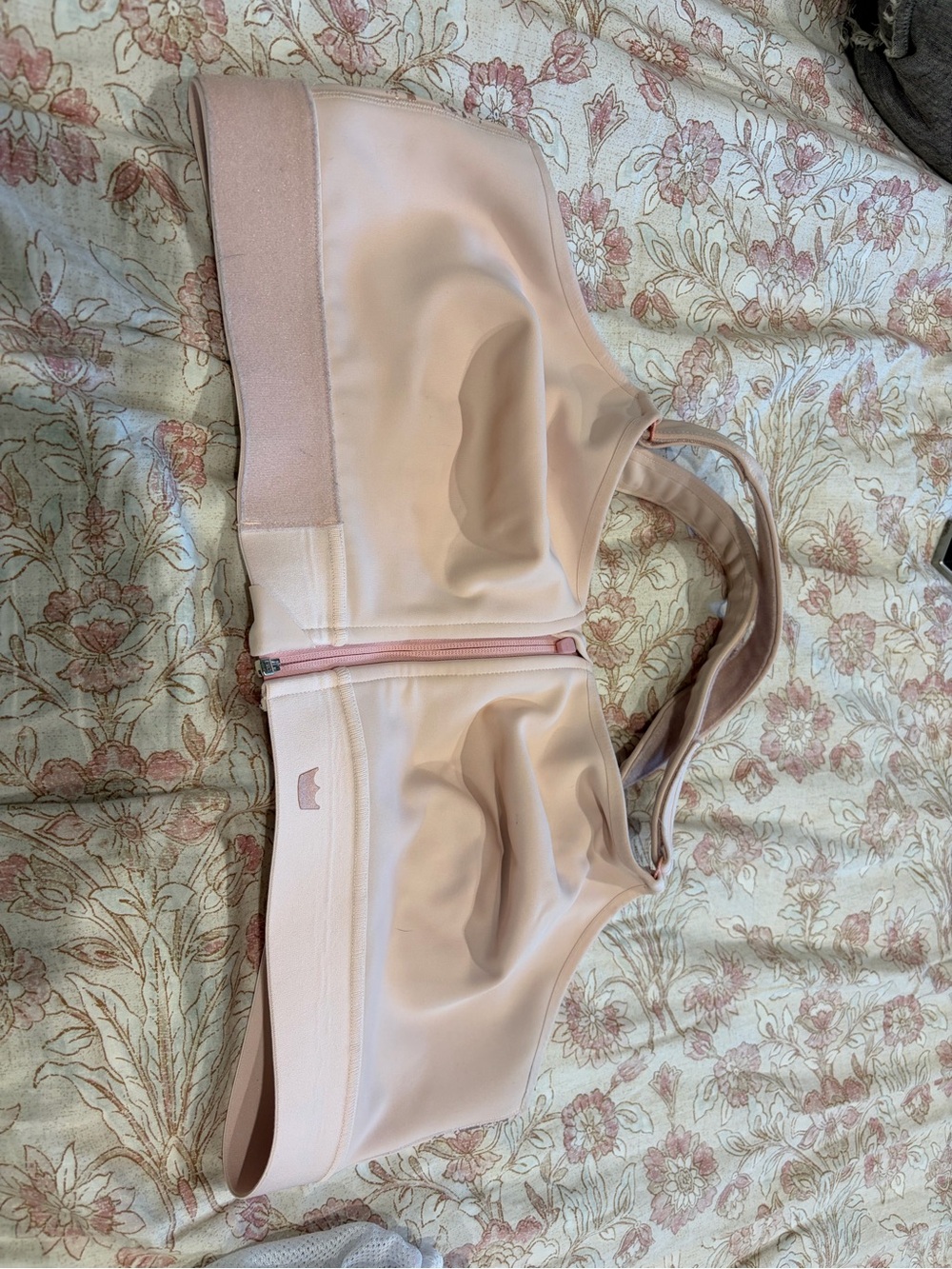 SHEFIT Front-Zip Wireless Sports Bra - Light Pink